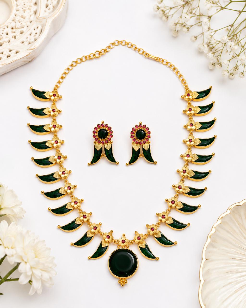 Royal Kerala Premium Pulinakham necklace set gold finish detailed view